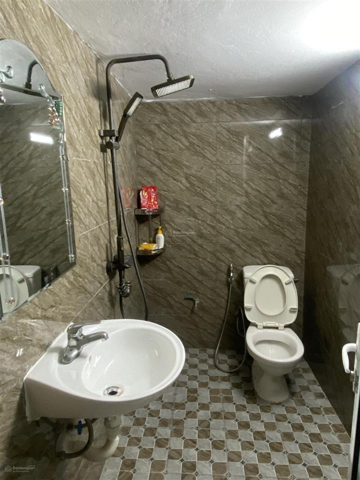 Cho thuê nhà 4 tầng 70m2, chia 2 phòng, 4wc tại phạm hùng, 25 triệu vnd
