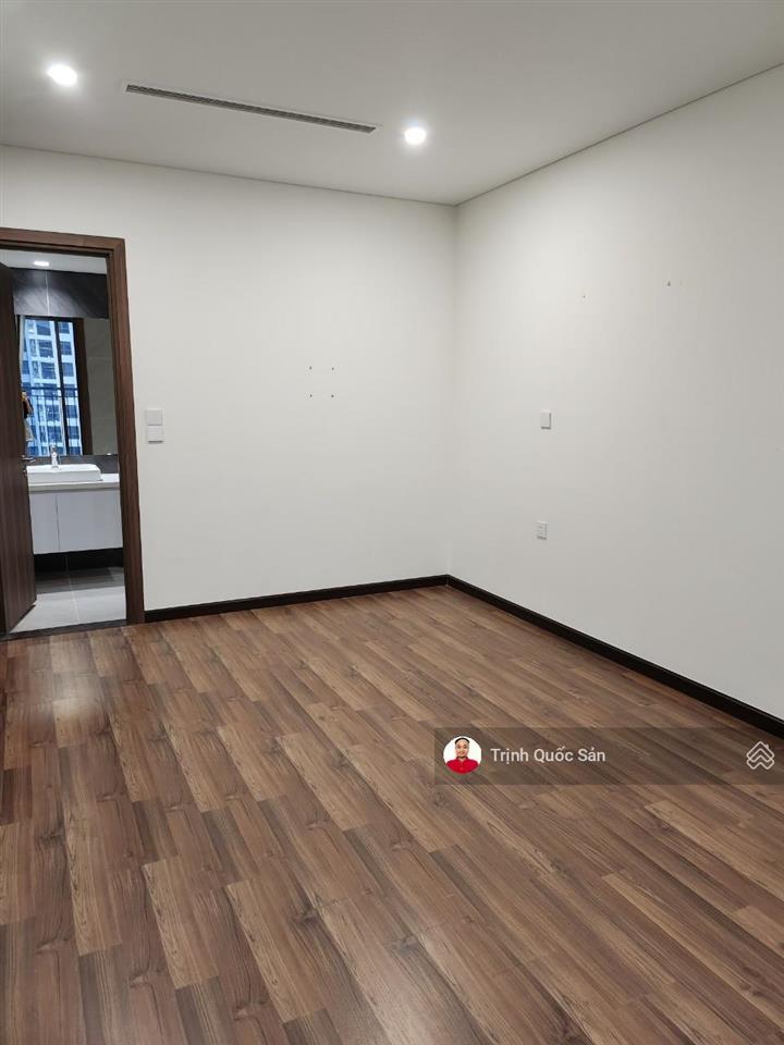 Hiếm. cho thuê mipec xuân thủy, 83m2, 2 ngủ  2wc. đồ cơ bản.  0971 342 ***