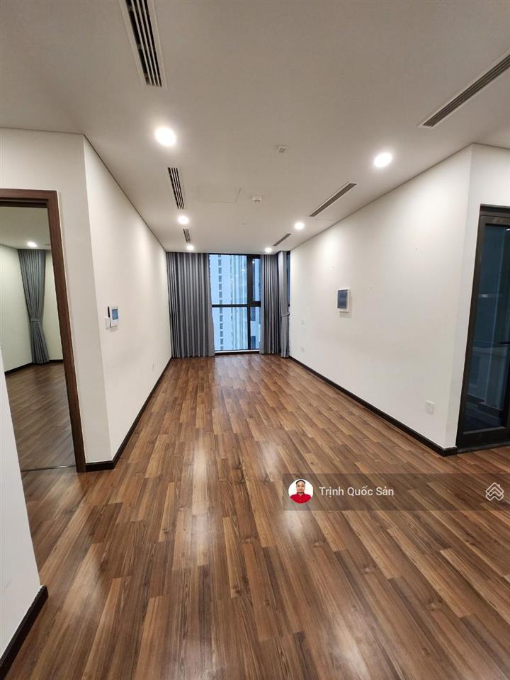 Hiếm. cho thuê mipec xuân thủy, 83m2, 2 ngủ  2wc. đồ cơ bản.  0971 342 ***