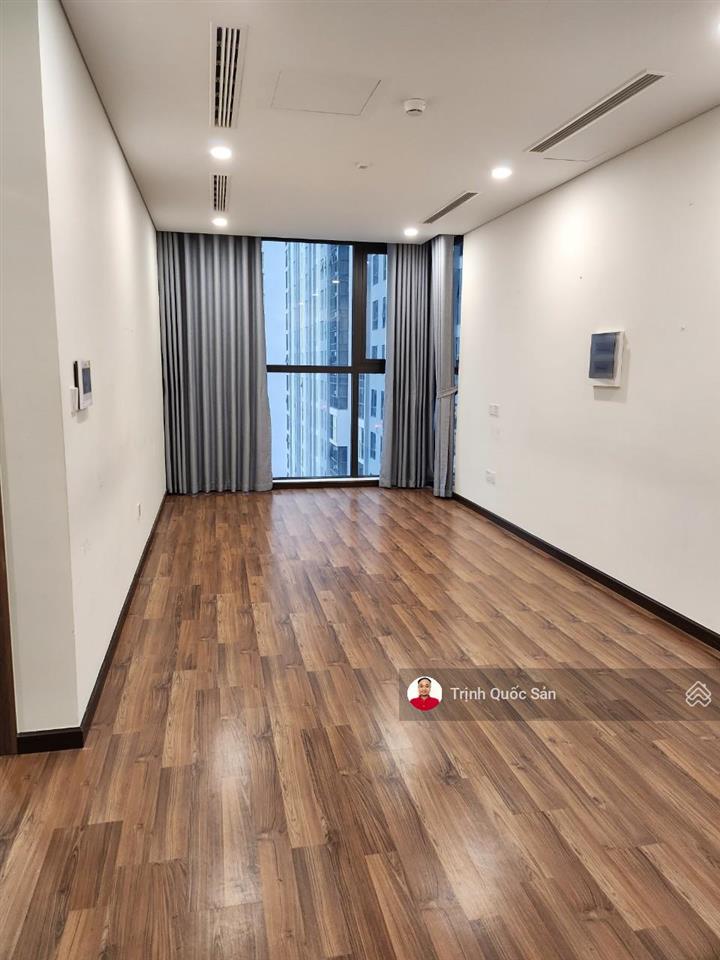 Hiếm. cho thuê mipec xuân thủy, 83m2, 2 ngủ  2wc. đồ cơ bản.  0971 342 ***