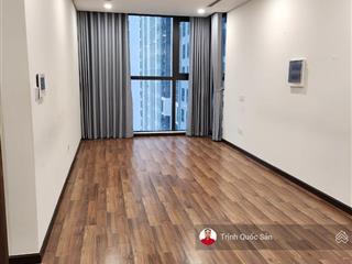 Hiếm. cho thuê mipec xuân thủy, 83m2, 2 ngủ  2wc. đồ cơ bản.  0971 342 ***
