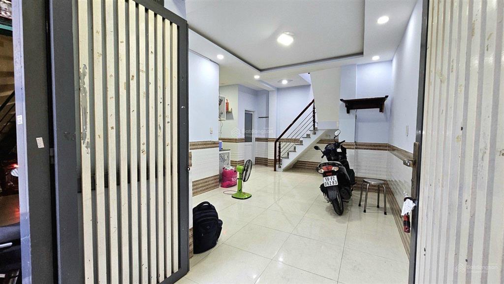 Bán nhà quận 1 chỉ 5,5 tỷ nở hậu đẹp đối diện công an tp. hcm, chỉ 3 phút đến chợ bến