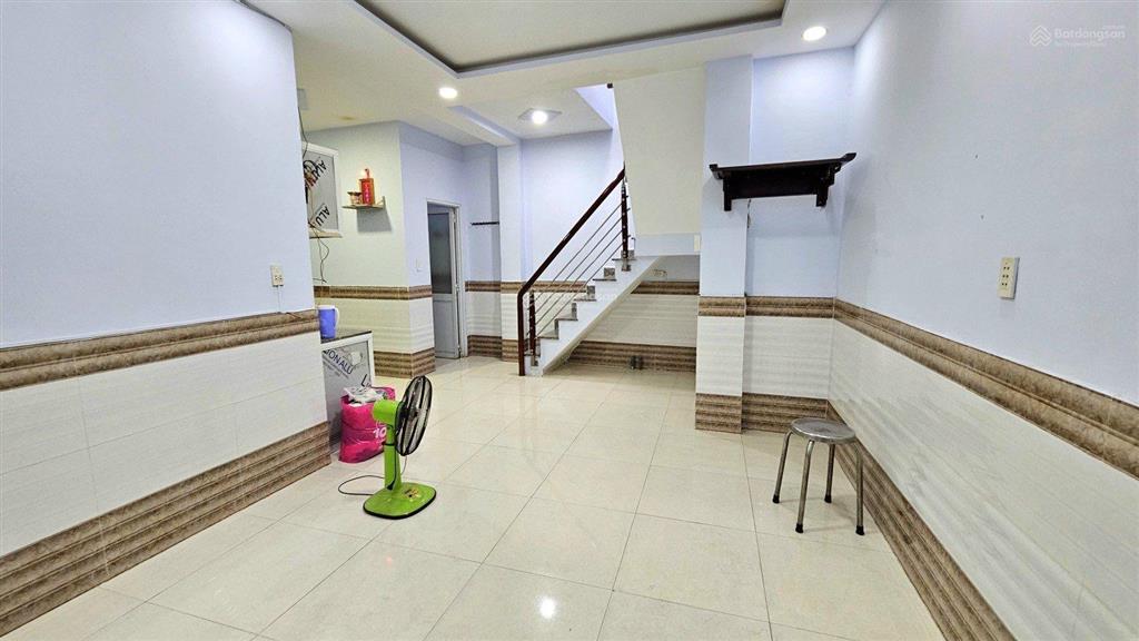 Bán nhà quận 1 chỉ 5,5 tỷ nở hậu đẹp đối diện công an tp. hcm, chỉ 3 phút đến chợ bến