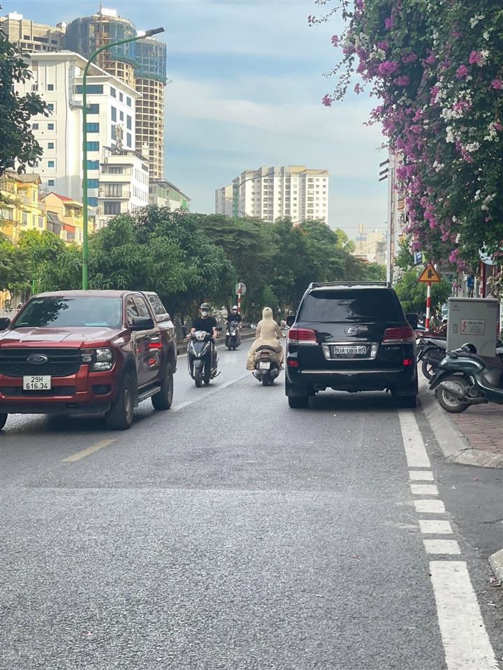 Cần bán gấp nhà mặt phố nguyễn lân, lô góc, mặt tiền rộng, kinh doanh đỉnh cao