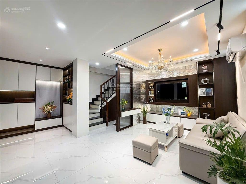 Nhà mới 5 tầng ngang gần 6m hiếm ô tô thông gần ubnd p. đức nhuận chỉ 8.6 tỷ