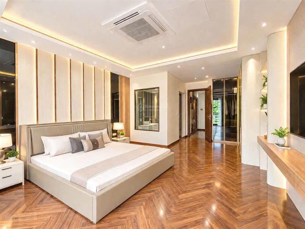 Bán nhà bồ đề 56m2 x 7 tầng, thang máy, đầy đủ nội thất cao cấp, ngõ thông, ô tô 7 chỗ vào