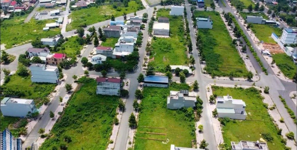 Nợ nần nên tôi bán gấp căn góc 117m2  chỉ 2,85 tỷ. đối diện chợ , mt đường chính. có sổ , tc 100%