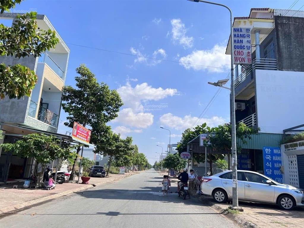 Nợ nần nên tôi bán gấp căn góc 117m2  chỉ 2,85 tỷ. đối diện chợ , mt đường chính. có sổ , tc 100%