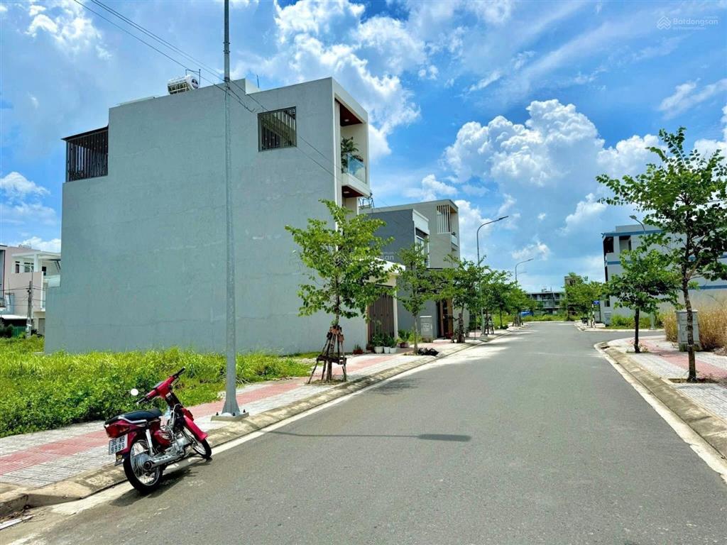 Nợ nần nên tôi bán gấp căn góc 117m2  chỉ 2,85 tỷ. đối diện chợ , mt đường chính. có sổ , tc 100%