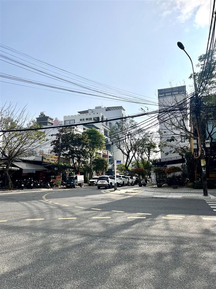 Cho thuê lô góc 2 mặt tiền đường hồ nghinh, vị trí sầm uất, dt 6x25m, hđ thuê lâu dài