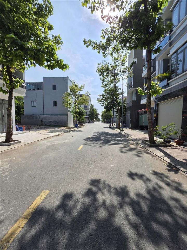 Nhà rẻ nhất kdc phú hồng thịnh 6 sát thủ đức 5,3 tỉ nhanh tay  0902 946 ***