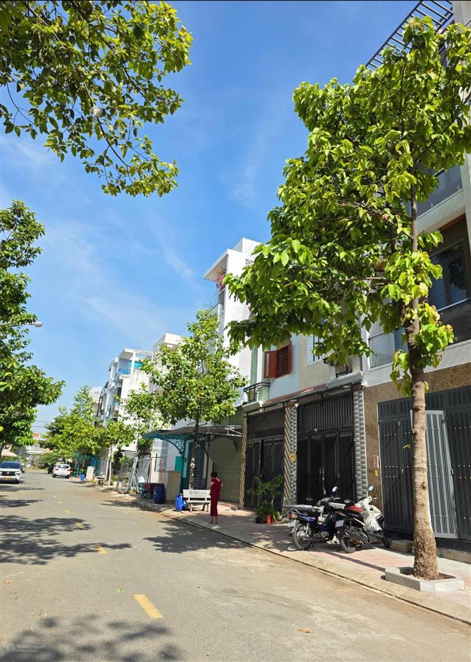 Nhà rẻ nhất kdc phú hồng thịnh 6 sát thủ đức 5,3 tỉ nhanh tay  0902 946 ***