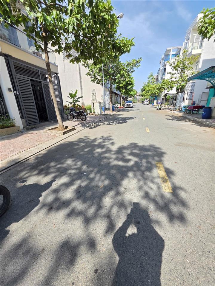 Nhà rẻ nhất kdc phú hồng thịnh 6 sát thủ đức 5,3 tỉ nhanh tay  0902 946 ***