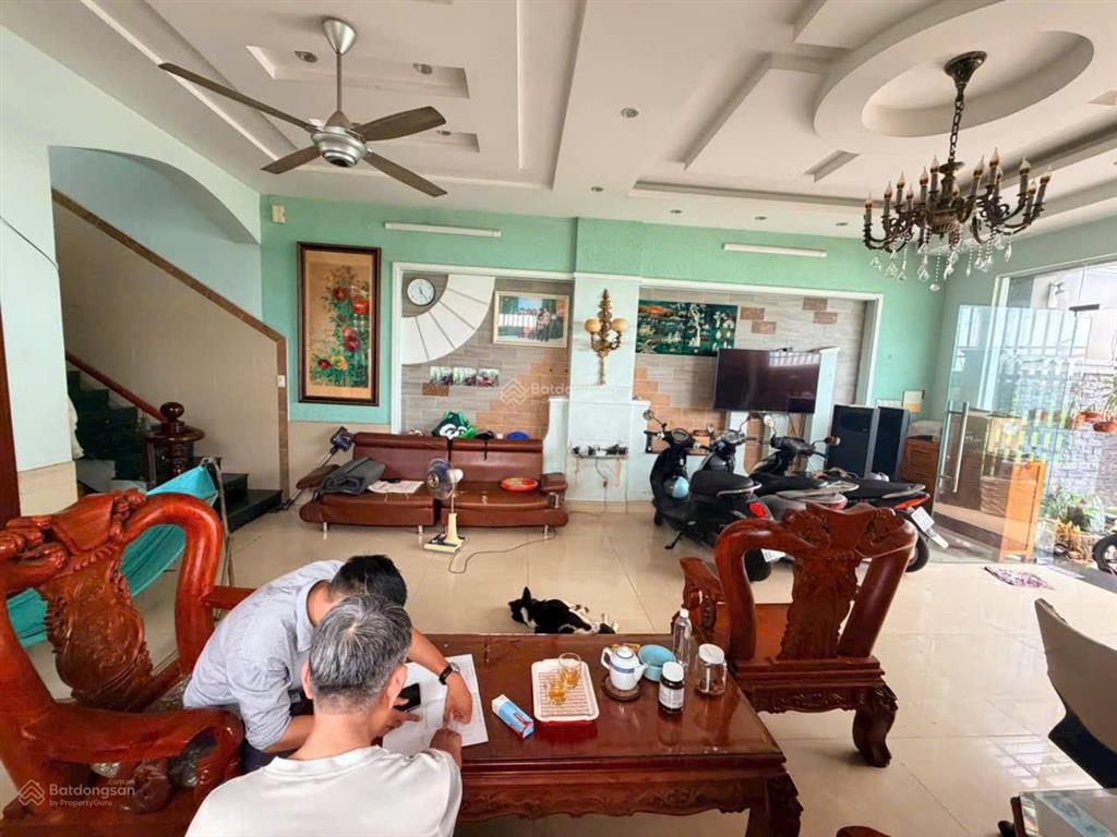 Cực nóng!!! chủ vay bank 4 tỷ mới có giá này  8x18m  4 tầng btct, đường nhựa kinh doanh. phải vội