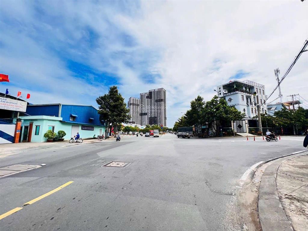 Giá tuyệt chủng  380m2 ngang 12,5x30m khuôn đất vuông vức  23tr/m2, phạm văn đồng.