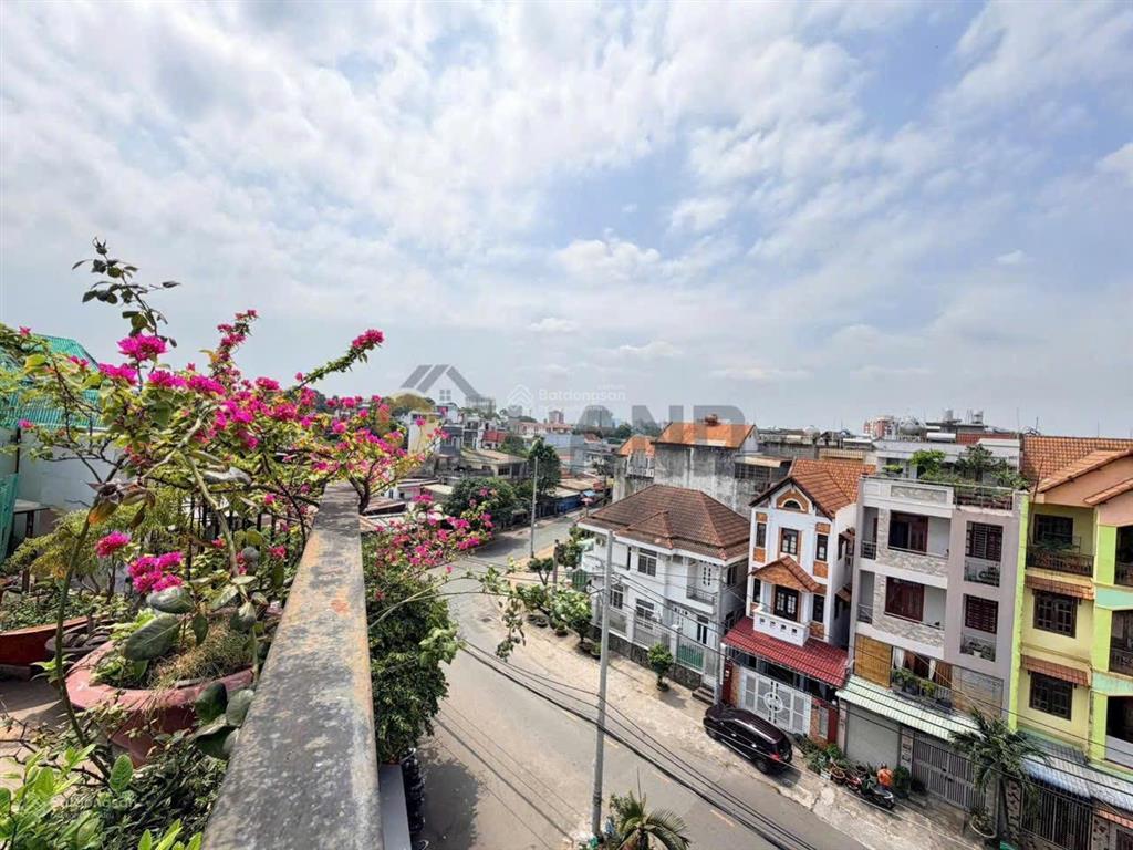Chủ gấp bán giảm 2 tỷ còn 15 tỷnhà lô góc cực đẹp kinh doanh quán cafesát hoàng diệu2 rẻ quá rẻ