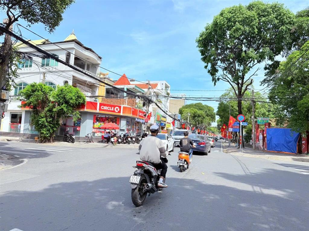 Khuôn đất mt thống nhất  46,5x12,5m tiện xây building  khu nổi bật bình thọ. 90 tỷ còn nói chuyện