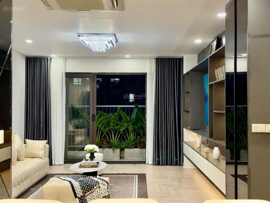 Gia đình em cần bán nhanh căn hộ 2pn tại vinhomes nguyễn chí thanh giá 10.5 tỷ full nội thất