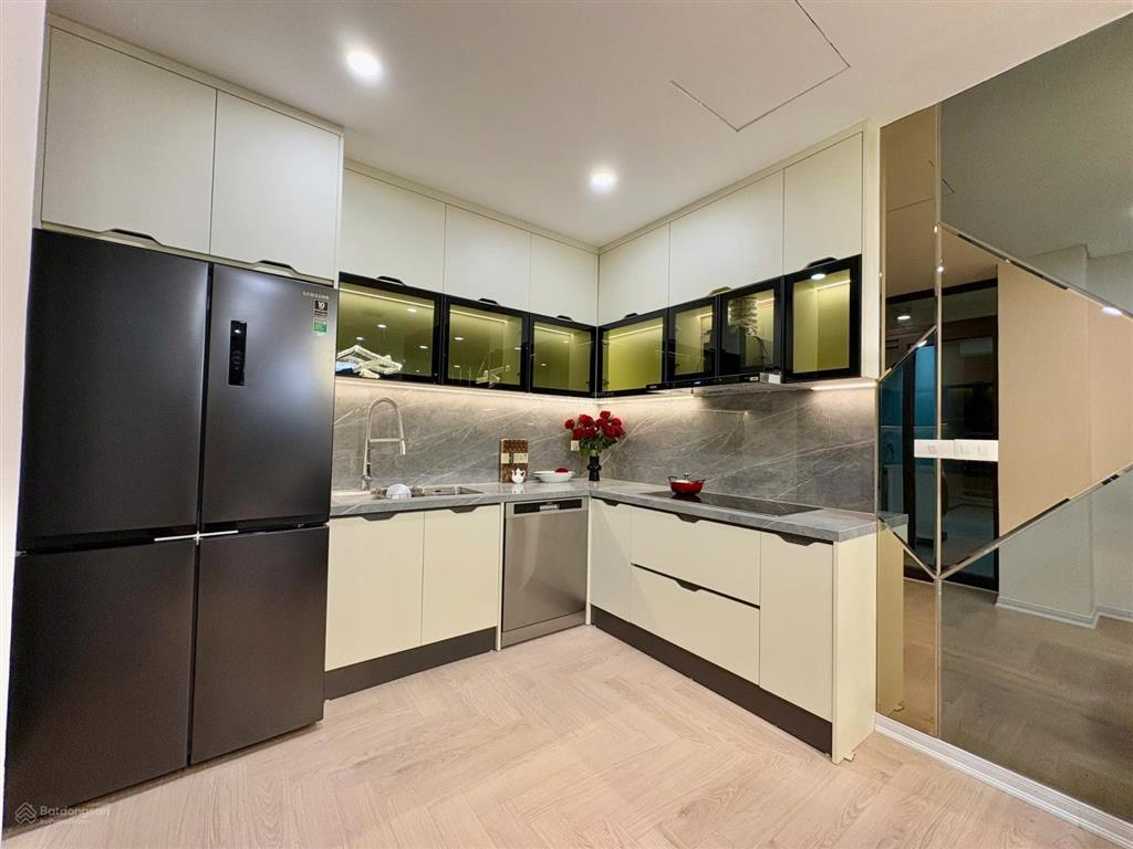 Gia đình em cần bán nhanh căn hộ 2pn tại vinhomes nguyễn chí thanh giá 10.5 tỷ full nội thất