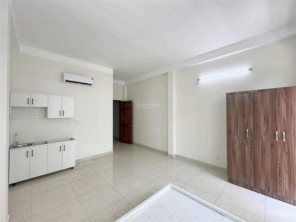Cho thuê phòng ban công thang máy 42m2 bạch đằng bình thạnh gần hàng xanh, chợ bà chiểu, quận 1