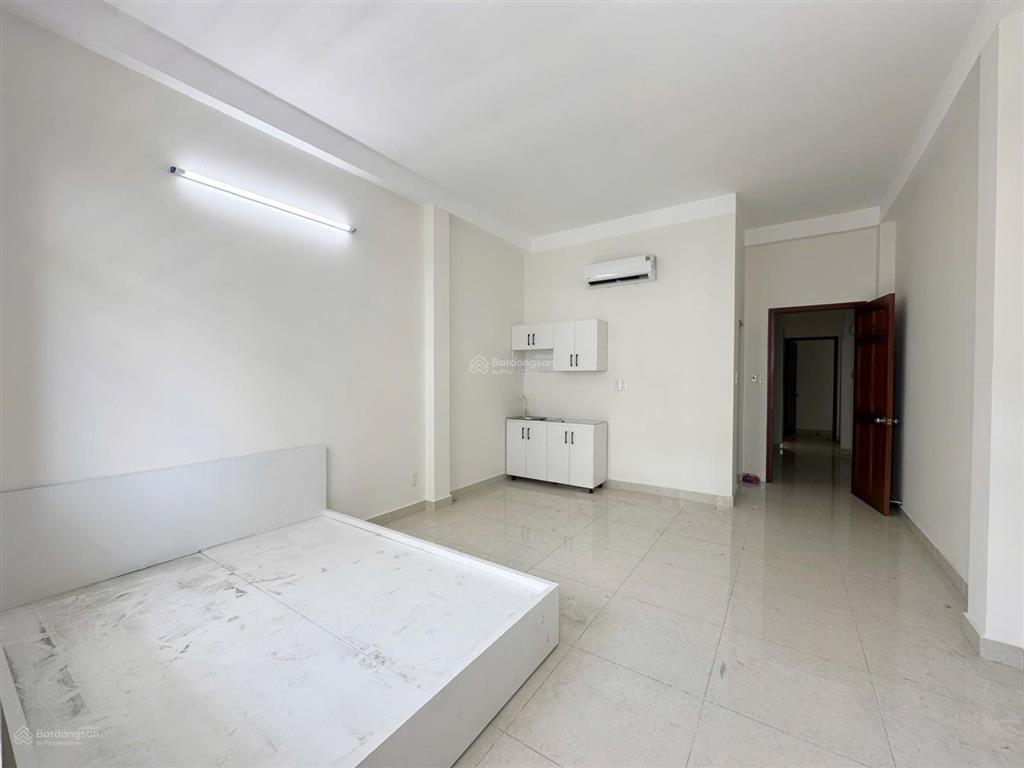 Cho thuê phòng ban công thang máy 42m2 bạch đằng bình thạnh gần hàng xanh, chợ bà chiểu, quận 1