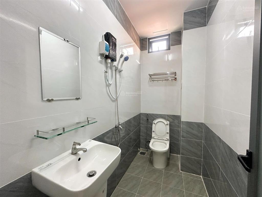 Cho thuê phòng ban công thang máy 42m2 bạch đằng bình thạnh gần hàng xanh, chợ bà chiểu, quận 1