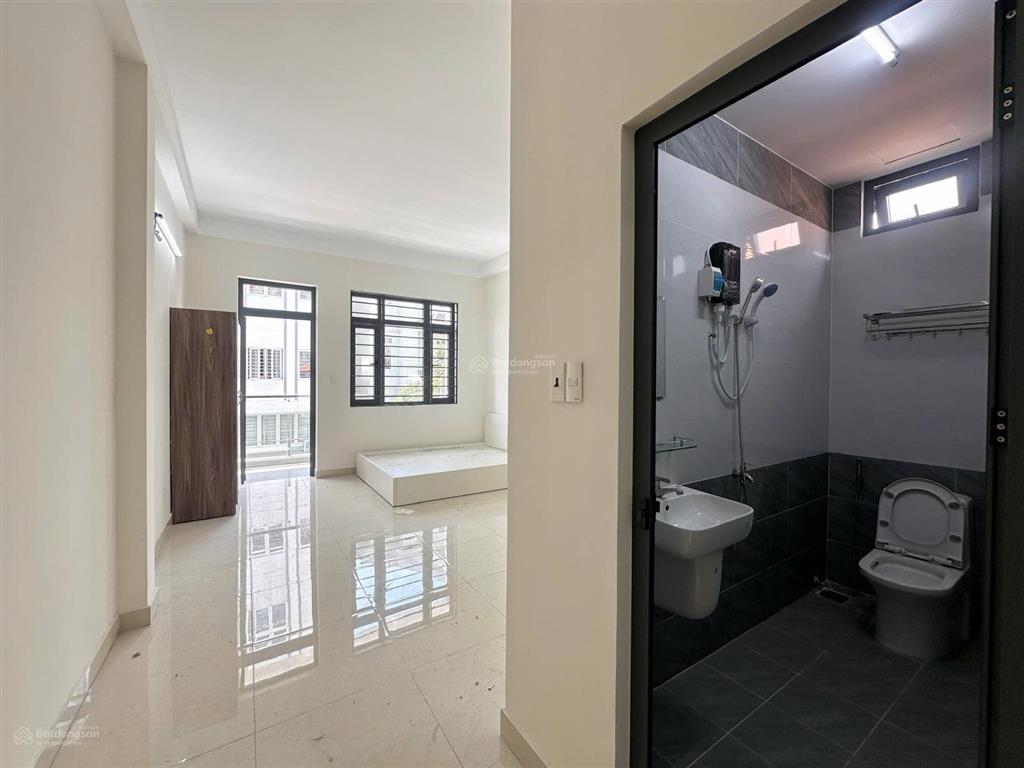 Cho thuê phòng ban công thang máy 42m2 bạch đằng bình thạnh gần hàng xanh, chợ bà chiểu, quận 1