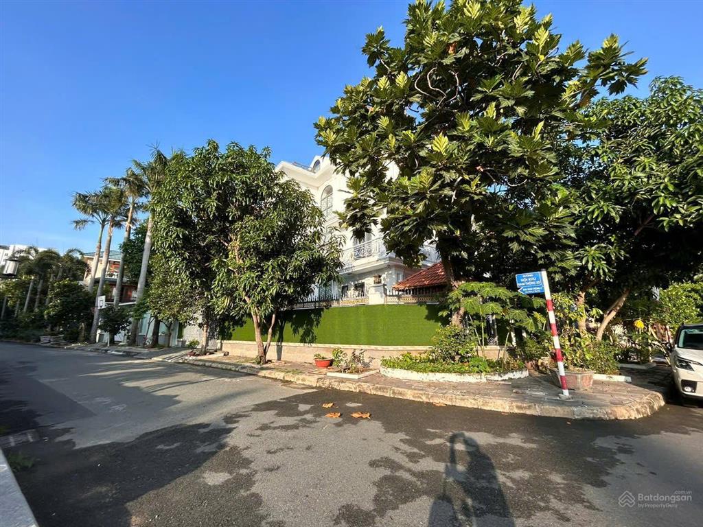 Biệt thự đl 288m2, 5pn, hồ bơi riêng, giá tốt nhất pmh chỉ 79,9 tỷ, liền kề công viên lớn, siêu thị
