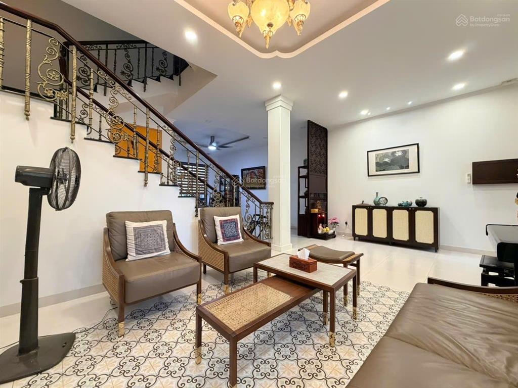Biệt thự 7x28m ~ 196m2, sở hữu vị trí đắc địa gần công viên 2ha, siêu thị, 5 trường học quốc tế.