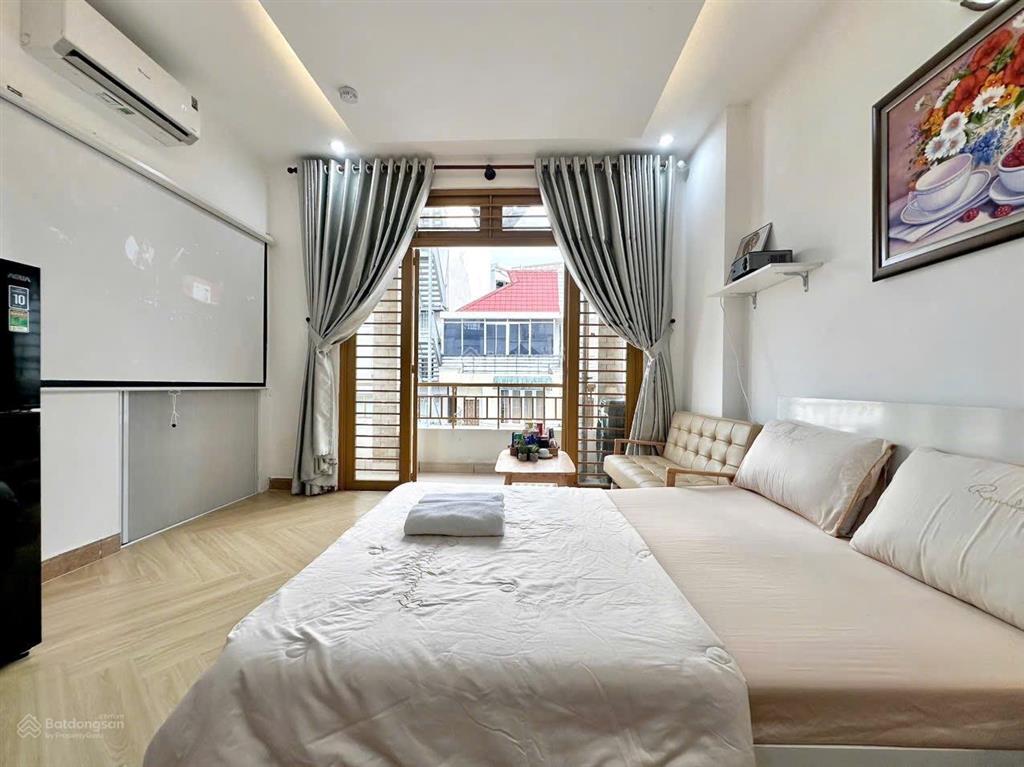 Căn hộ ban công thoáng, đẹp, full nội thất, không giới hạn người ở, chỉ 3ph qua sân bay