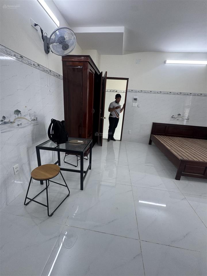Trống sẵn căn hộ ban công, thang máy full nội thất sát huit và vhu cho nui pet, ko giới hạn người ở