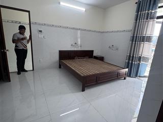 Trống sẵn căn hộ ban công, thang máy full nội thất sát huit và vhu cho nui pet, ko giới hạn người ở