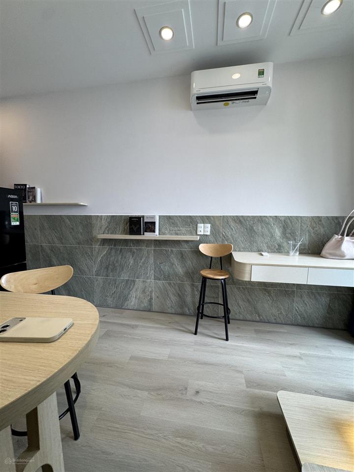 Trống sẵn phòng mới xây full nội thất cửa sổ bự ngay chợ hoa hồ thị kỷ sát ueh phù hợp 2  3 bạn ở