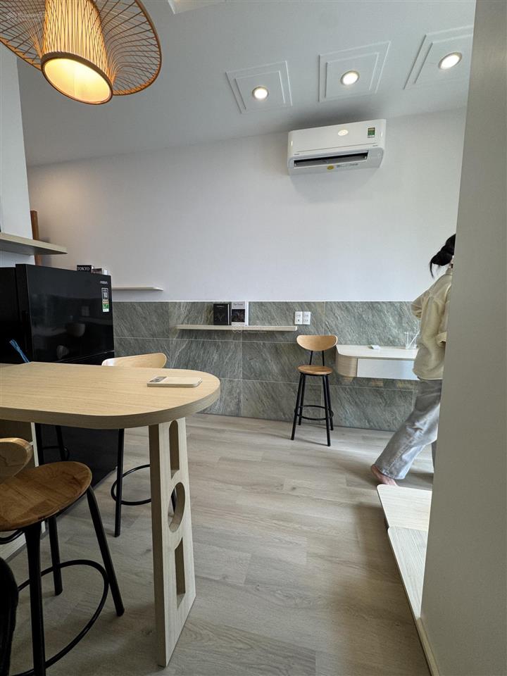 Trống sẵn phòng mới xây full nội thất cửa sổ bự ngay chợ hoa hồ thị kỷ sát ueh phù hợp 2  3 bạn ở