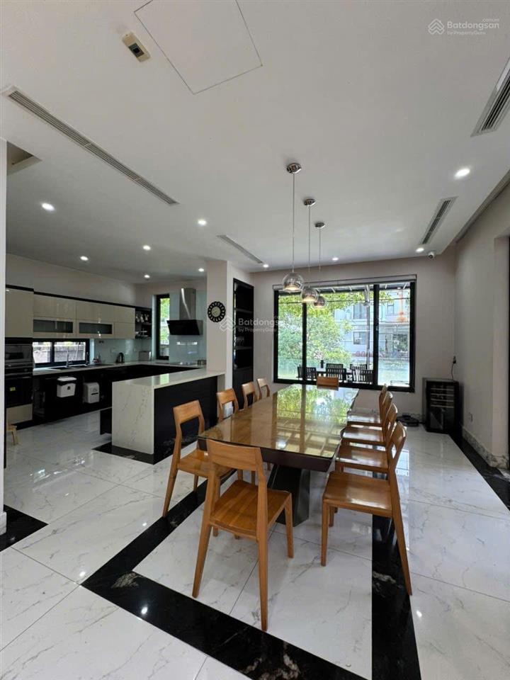 Cho thuê gấp bt đơn lập 420m2 vinhomes riverside, 5pn có thang máy