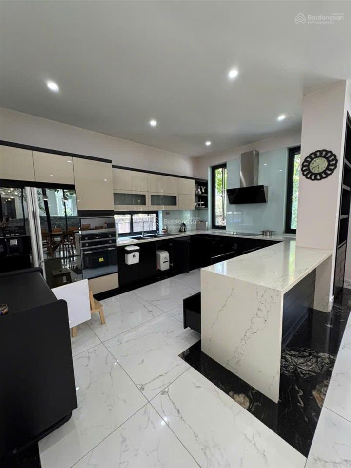 Cho thuê gấp bt đơn lập 420m2 vinhomes riverside, 5pn có thang máy
