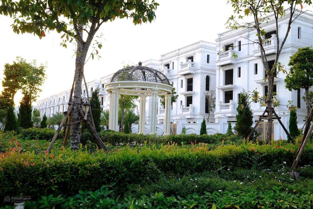 Bán lại suất ngoại giao bt đơn lập 221m, xây 500m sàn, view vườn hoa, him lam long biên