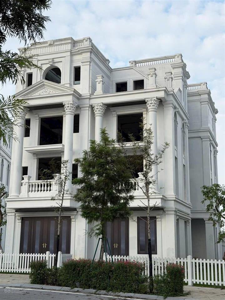 Bán lại suất ngoại giao bt đơn lập 221m, xây 500m sàn, view vườn hoa, him lam long biên