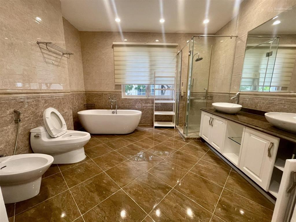 Chính chủ gửi cho thuê gấp bt bằng lăng 500m2, nhà mới, 4pn, 5wc, ngã ba sông.  0944 401 ***