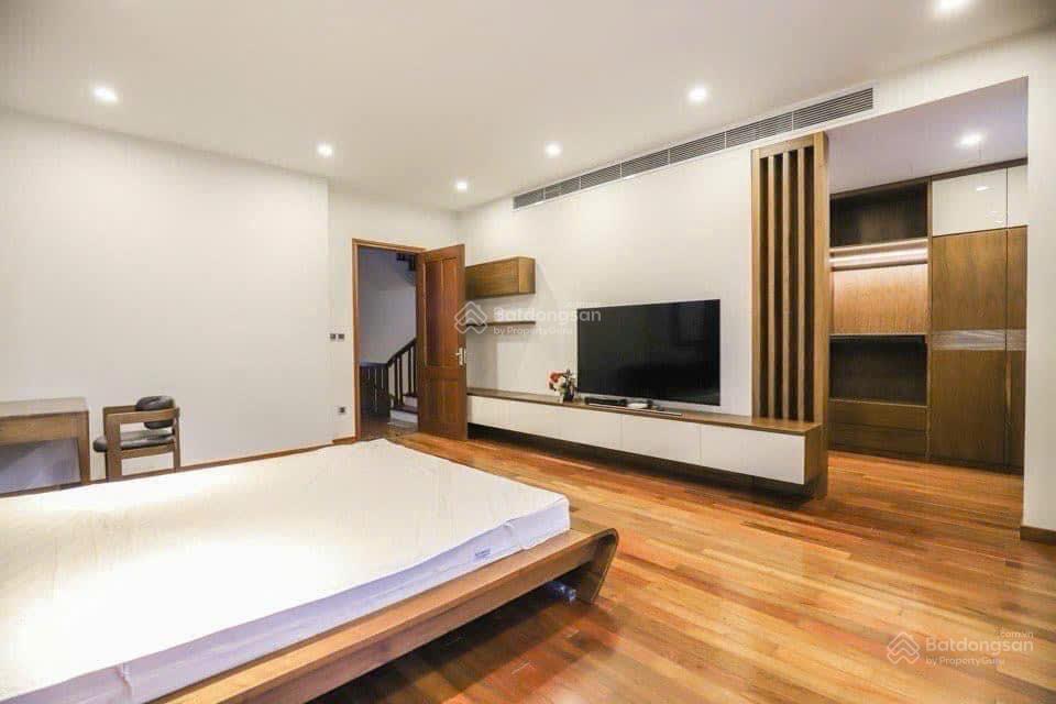 Cho thuê bt đơn lập 300m2 hoa sữa, 4pn, có hầm giá 50tr/tháng, có thương lượng.  0944 401 ***
