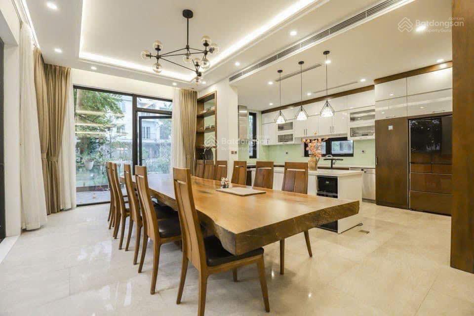 Cho thuê bt đơn lập 300m2 hoa sữa, 4pn, có hầm giá 50tr/tháng, có thương lượng.  0944 401 ***