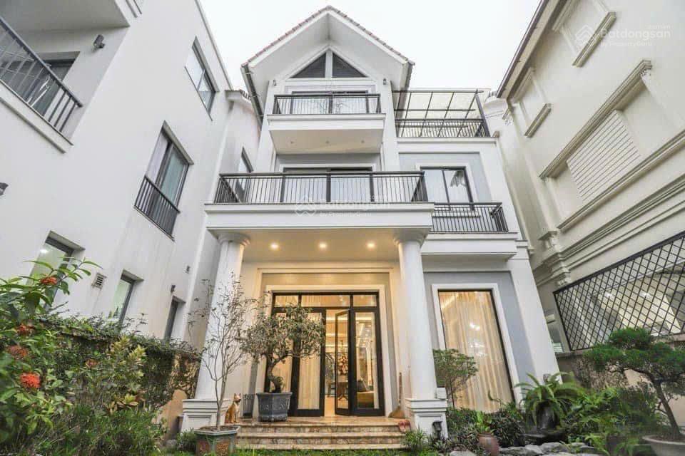 Cho thuê bt đơn lập 300m2 hoa sữa, 4pn, có hầm giá 50tr/tháng, có thương lượng.  0944 401 ***