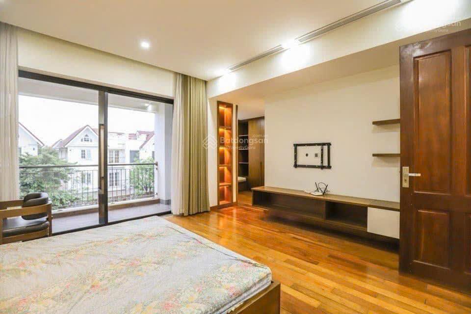 Cho thuê bt đơn lập 300m2 hoa sữa, 4pn, có hầm giá 50tr/tháng, có thương lượng.  0944 401 ***