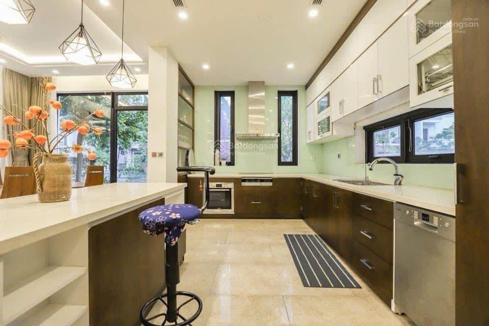 Cho thuê bt đơn lập 300m2 hoa sữa, 4pn, có hầm giá 50tr/tháng, có thương lượng.  0944 401 ***