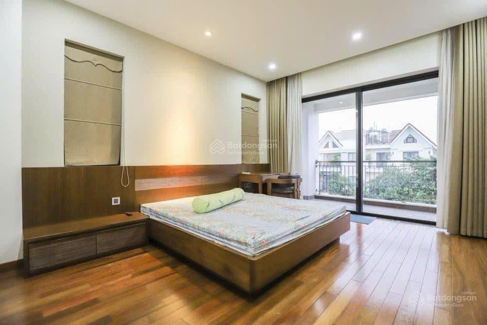 Cho thuê bt đơn lập 300m2 hoa sữa, 4pn, có hầm giá 50tr/tháng, có thương lượng.  0944 401 ***