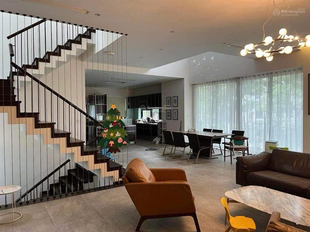 Cho thuê biệt thự 300m² vinhomes riverside 40tr/tháng view sông nội khu có thang máy