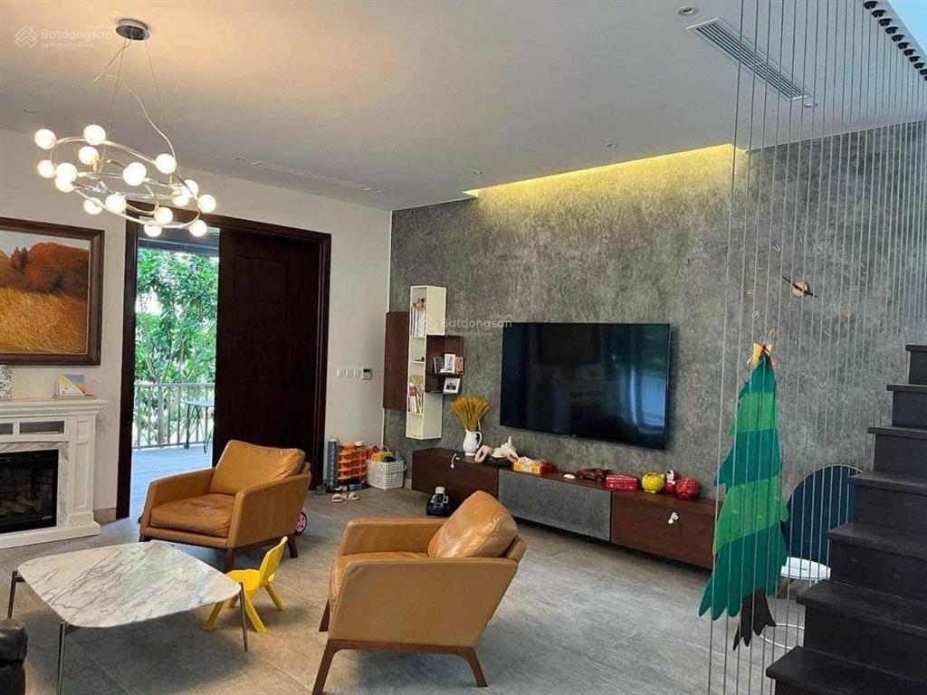 Cho thuê biệt thự 300m² vinhomes riverside 40tr/tháng view sông nội khu có thang máy