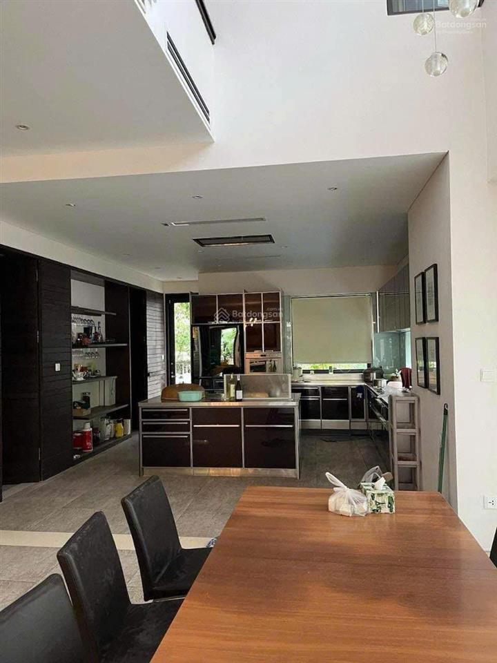 Cho thuê biệt thự 300m² vinhomes riverside 40tr/tháng view sông nội khu có thang máy