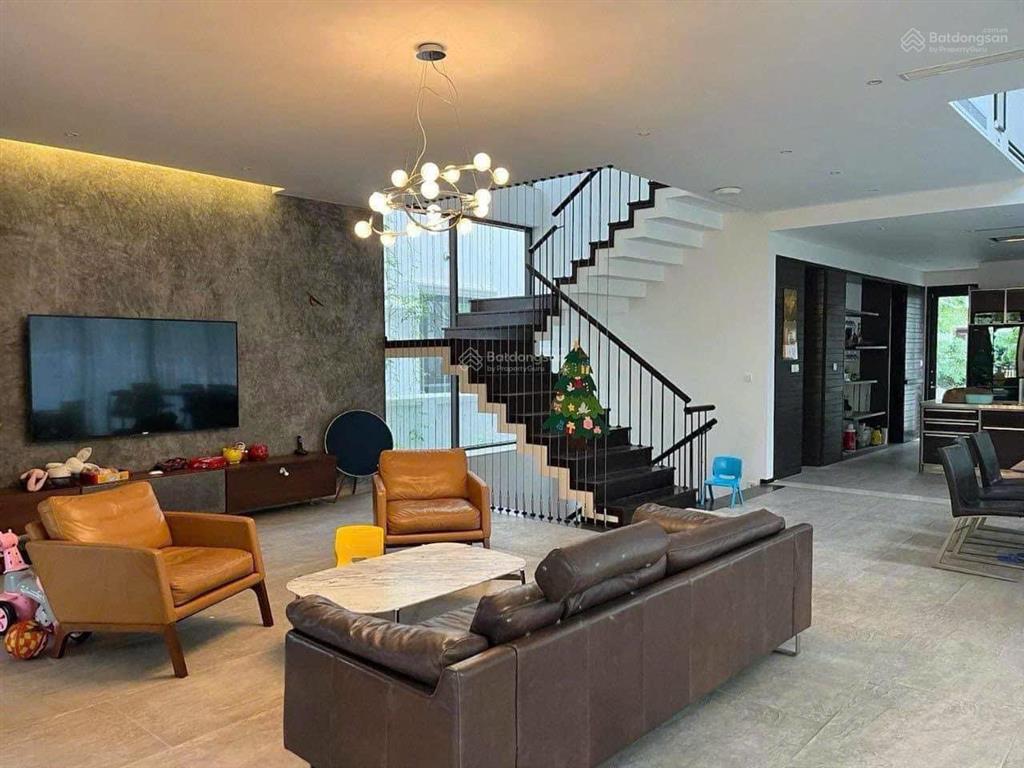 Cho thuê biệt thự 300m² vinhomes riverside 40tr/tháng view sông nội khu có thang máy