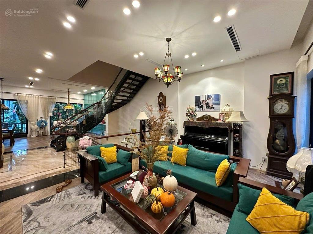 Chính chủ cho thuê bt hoa lan vinhomes riverside 300m2, đủ nội thất, giá 42 triệu.  0944 401 ***